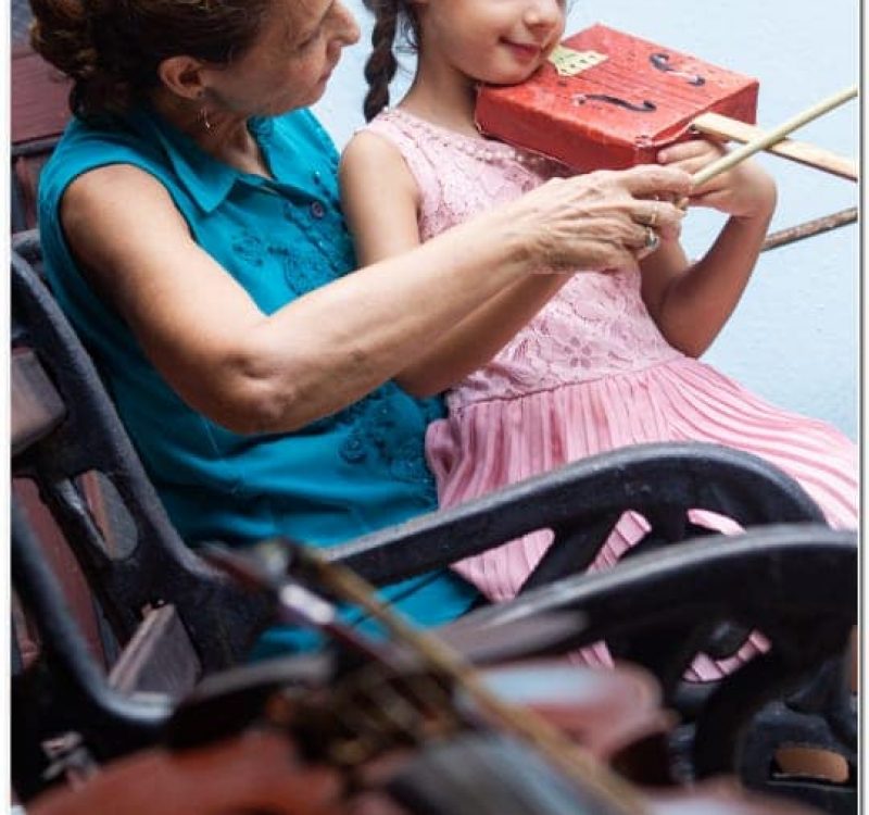Foto-niña-y-abuela-Suzuki-02.jpg